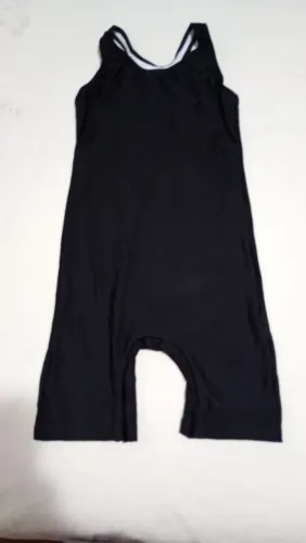 Macacão de natação preto com detalhes