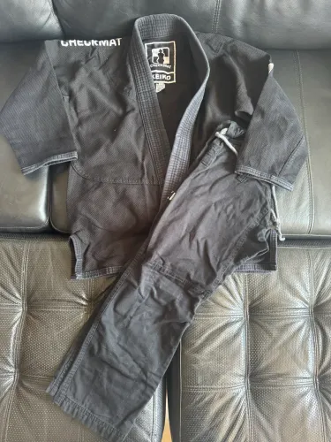 Vendo roupa de Jiu Jitsu tamanho A0 ( tamanho 1,60 a 1,65m) cor branca