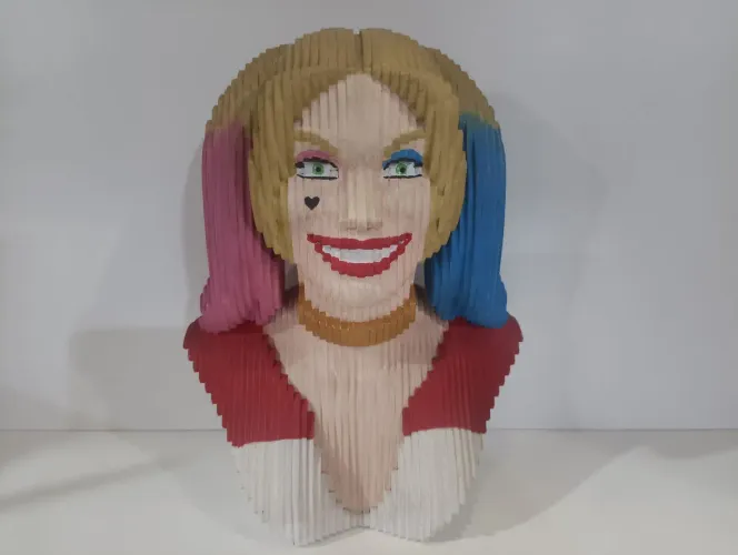 Escultura Harley Quinn em madeira