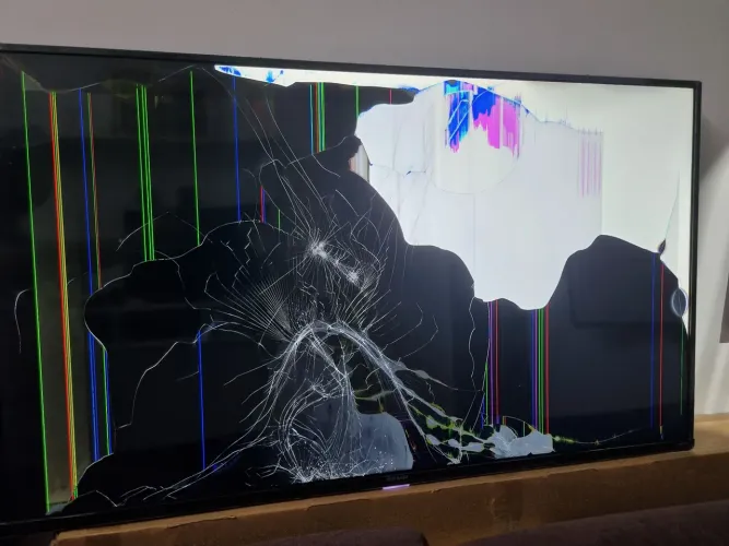 TV com tela danificada ideal para trocar a tela ou retirada de peças