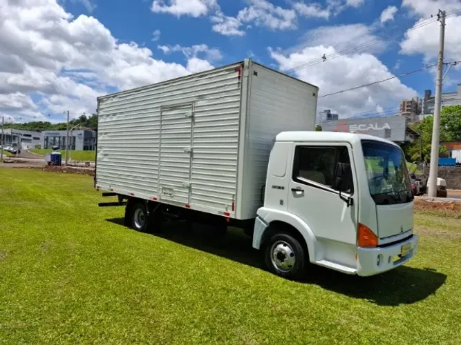 Caminhao Agrale 9200 TCA 4x2 com bau ano 2005
