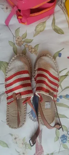 Sandálias de tiras com estampa listrada