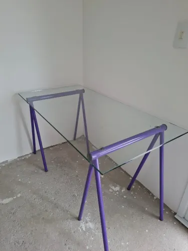 Mesa cavalete com tampo de vidro