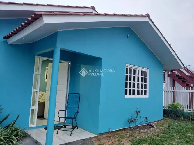 Casa à venda em Imbé- 3 dormitórios, 2 suítes, próxima à praia