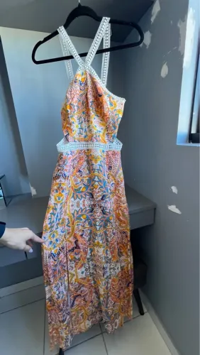 Vestido longo estampado com fenda e recortes