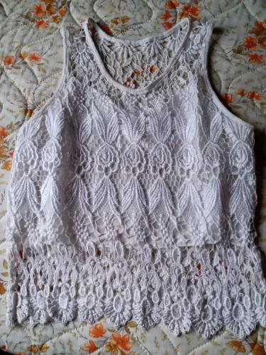 Delicada blusa tipo Regata em renda guipir cor branca - tamanho P em otimo estado
