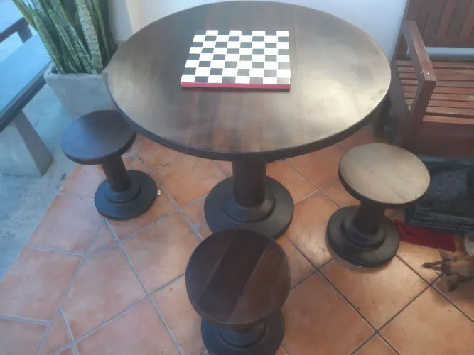 Conjunto mesa e cadeiras de madeira para jogos