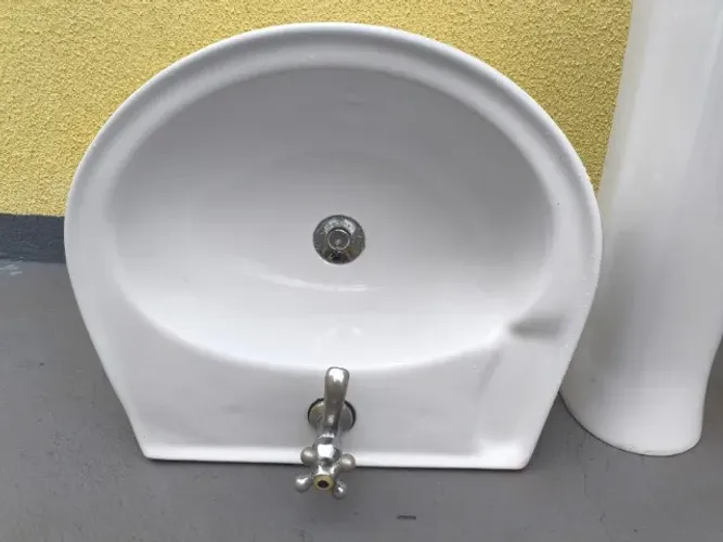 Pia de banheiro com coluna + torneira e ralo - R$ 120 (Londrina)