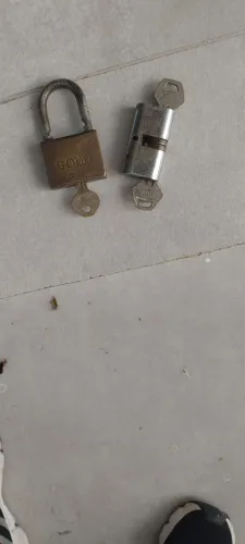 Vendo um cadeado mais fechadura de porta