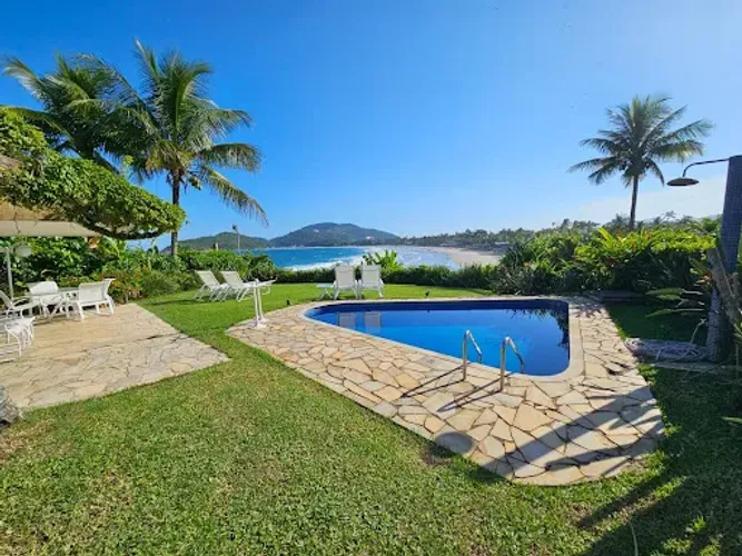 Casa cinematográfica em Condomínio Fechado na Praia do Pernambuco - Guarujá