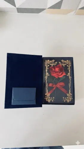 Caixa de presente com rosa vermelha dia das mães ou dia dos namorados