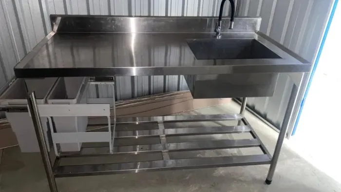 Mesa Pia Inox Tampo Espelho e Borda com prateleira, Cuba, Torneira e Lixeira Embutida