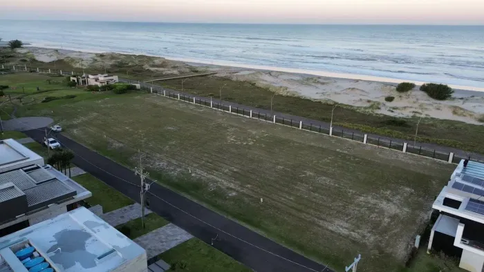 Lote/Terreno Beira mar à venda com 462 m2 no Condomínio Costa Serena em Capão da Canoa RS