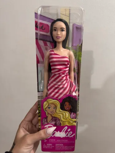 Barbie Básica Morena, na caixa 