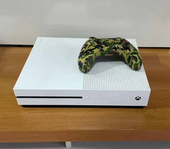 Vídeo Game Xbox One S 500GB + Controle Camuflado
