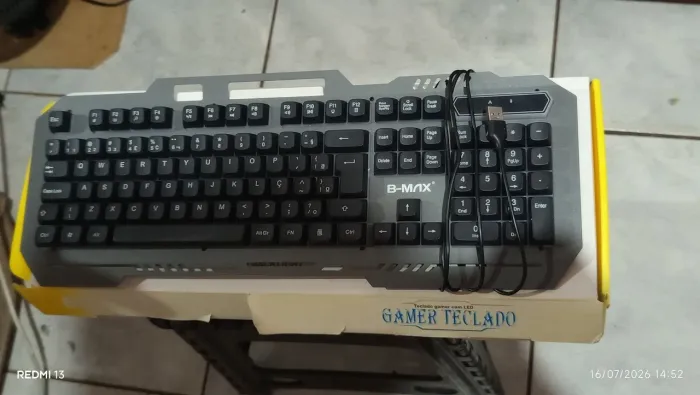 Vendo um teclado normal de membrana