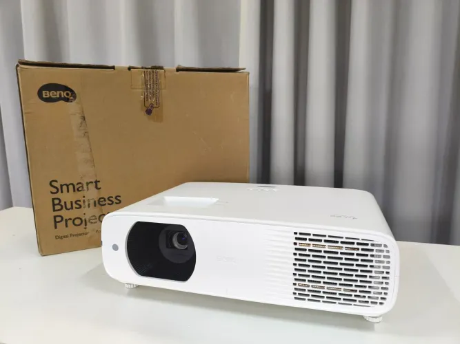 Projetor FULL HD NATIVO LH730 4.000LÚMENS 30.000 HORAS CONTRASTE DE 500.000 4XLED 2XHDMI