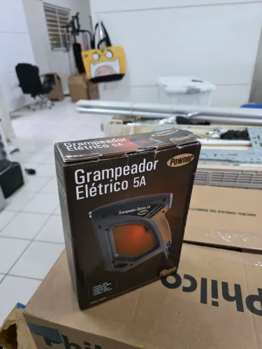 Grampeador elétrico para estofador e outros
