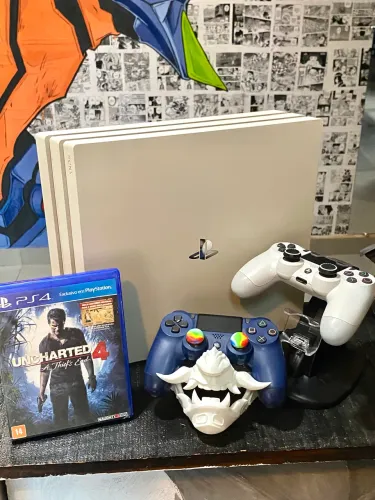 PS4 PRO BRANCO edição especial + dois controles originais + jogo físico 