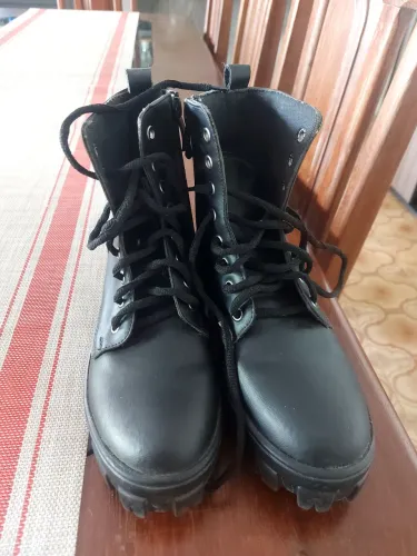 Vendo Coturno de couro sintético 