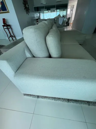 Estofado com chaise 3 a 6 lugares bege com 3 encostos e 3 almofadas soltas 