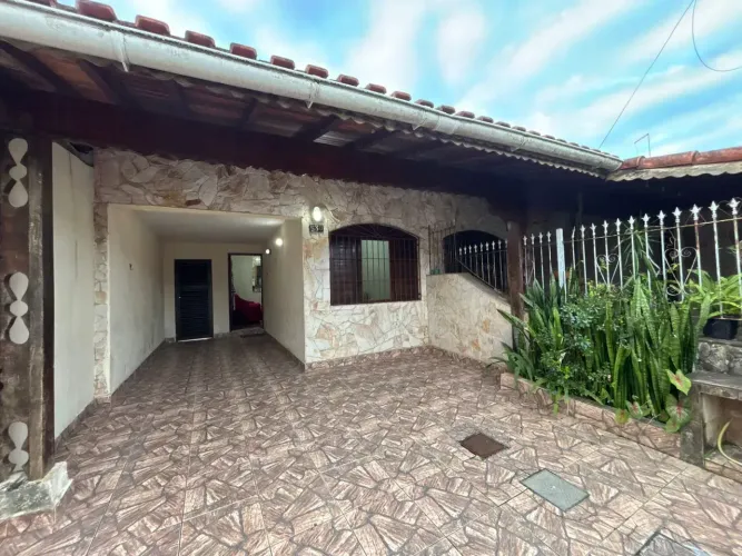 Casa para aluguel possui 125 metros quadrados com 2 quartos em Real - Praia Grande - SP