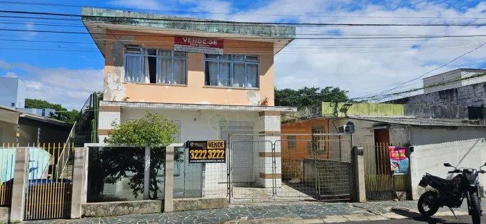 Terreno de 300 m² à venda no bairro Estreito, em Florianópolis/SC.