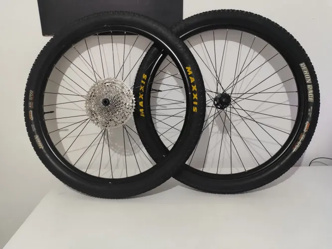 Rodas MTB Vzan Strike + Cubos Goldix Ratchet + Pneus Maxxis Tubeless + Cassete Deore