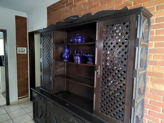 Cristaleira Colonial em Imbuia Maciça 