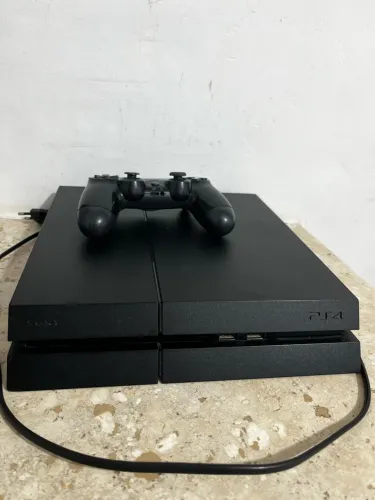 Vende-se vídeo game ps4 com controle e dois jogos