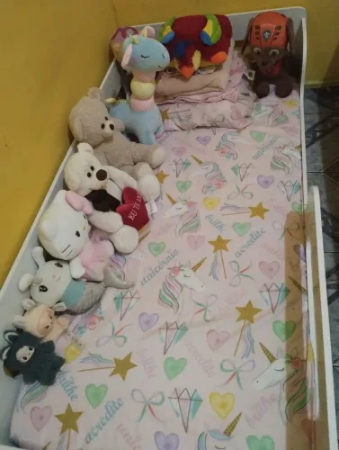 Vendo cama branca nova mal foi usada, mas sem o colchão.