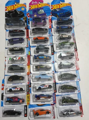 Lote com 90 Hotwheels 