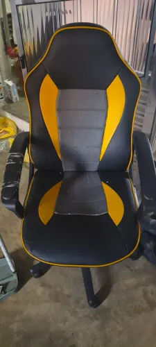 Cadeira Gamer Preta e Amarela (Com marcas de uso - Preço baixo)