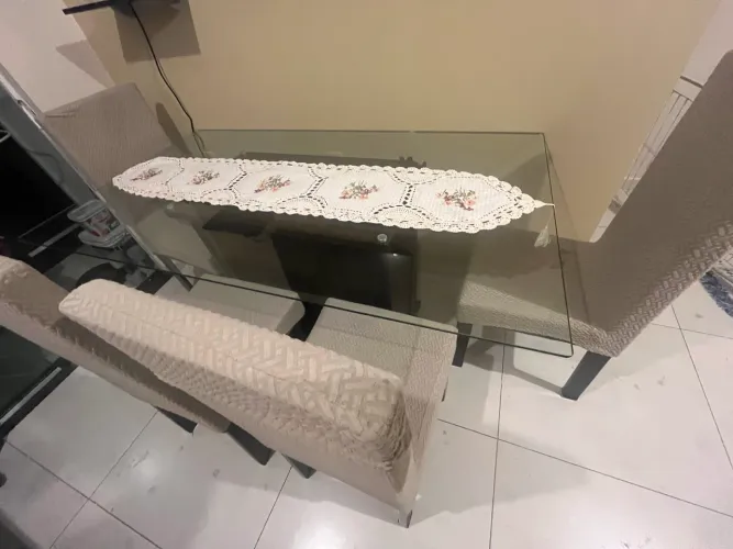 Mesa de vidro com 4 cadeiras 
