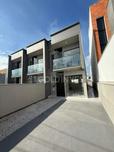 Sobrado com passagem lateral 2 quartos no bairro Volta Grande