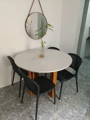 Mesa redonda MFD off white e 4 cadeiras