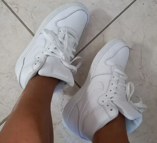 Tênis modelo basquetebol Nike Emerson mid da WMNS