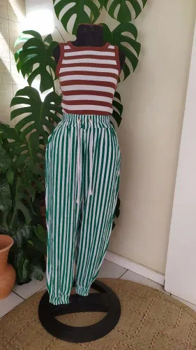 Calça com elástico na cintura em listra branca e verde Tam M