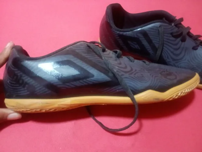 Tênis de futsal umbro tamanho 41 usado poucas vezes
