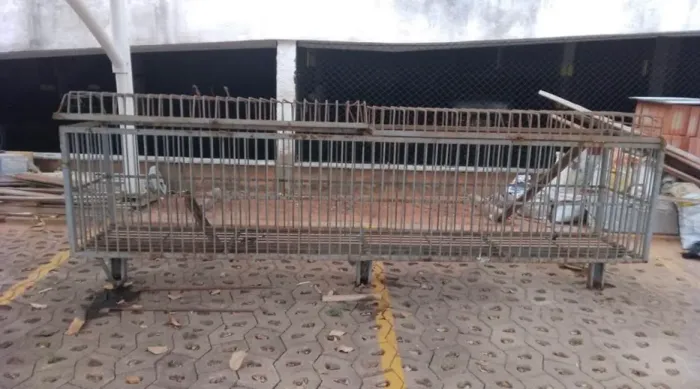 Vendo lixeira para calçada usada mas em boas condições