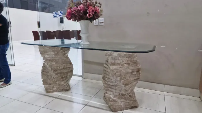Mesa de mármore e vidro com pequenos detalhes no vidro
