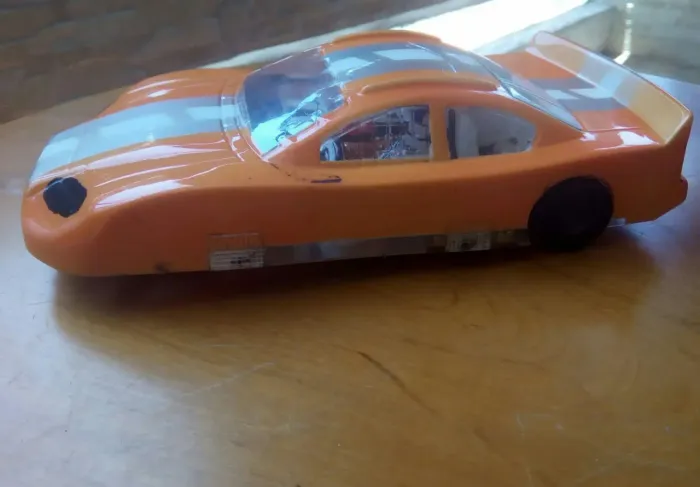 Um carro de Autorama JK 1/24 Slot Bolha Dodge Nascar
