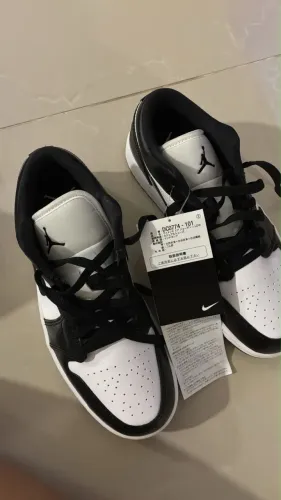 NIKE WMNS Air Jordan 1 Low preto e branco