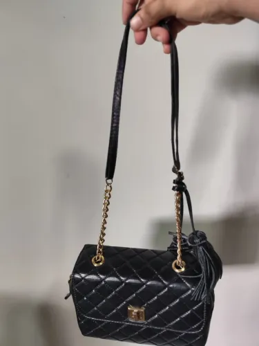 Uma bolsa de couro 
