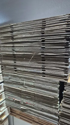 Caixas de papelão tamanho médio aproximado de uma caixa de ovo, entrega rápida com taxa.
