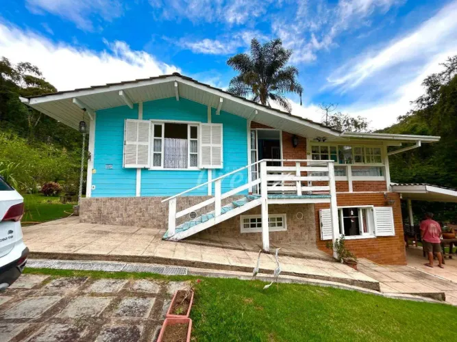 CASA ESTILO AMERICANO COM 5 QUARTOS EM CONDOMÍNIO EXCLUSIVO COM LAGO EM VARGEM GRANDE