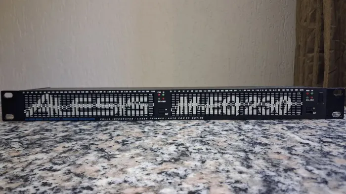 Equalizador Analógico ALESIS M-EQ 230