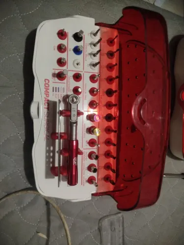 Kit para implantes dentários
