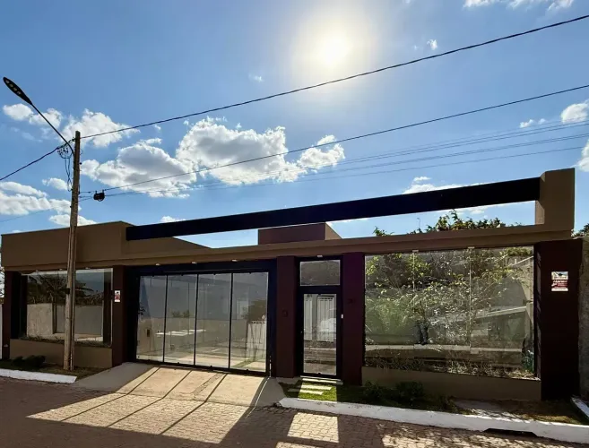 Mansão de 700m² com Piscina Aquecida, Hidromassagem e 5 Suítes