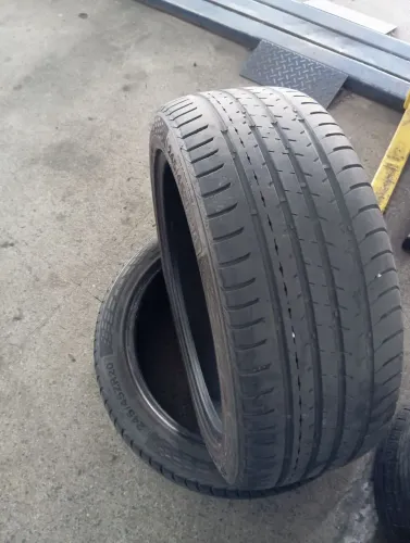 Vendo párea de pneus 245/45R20